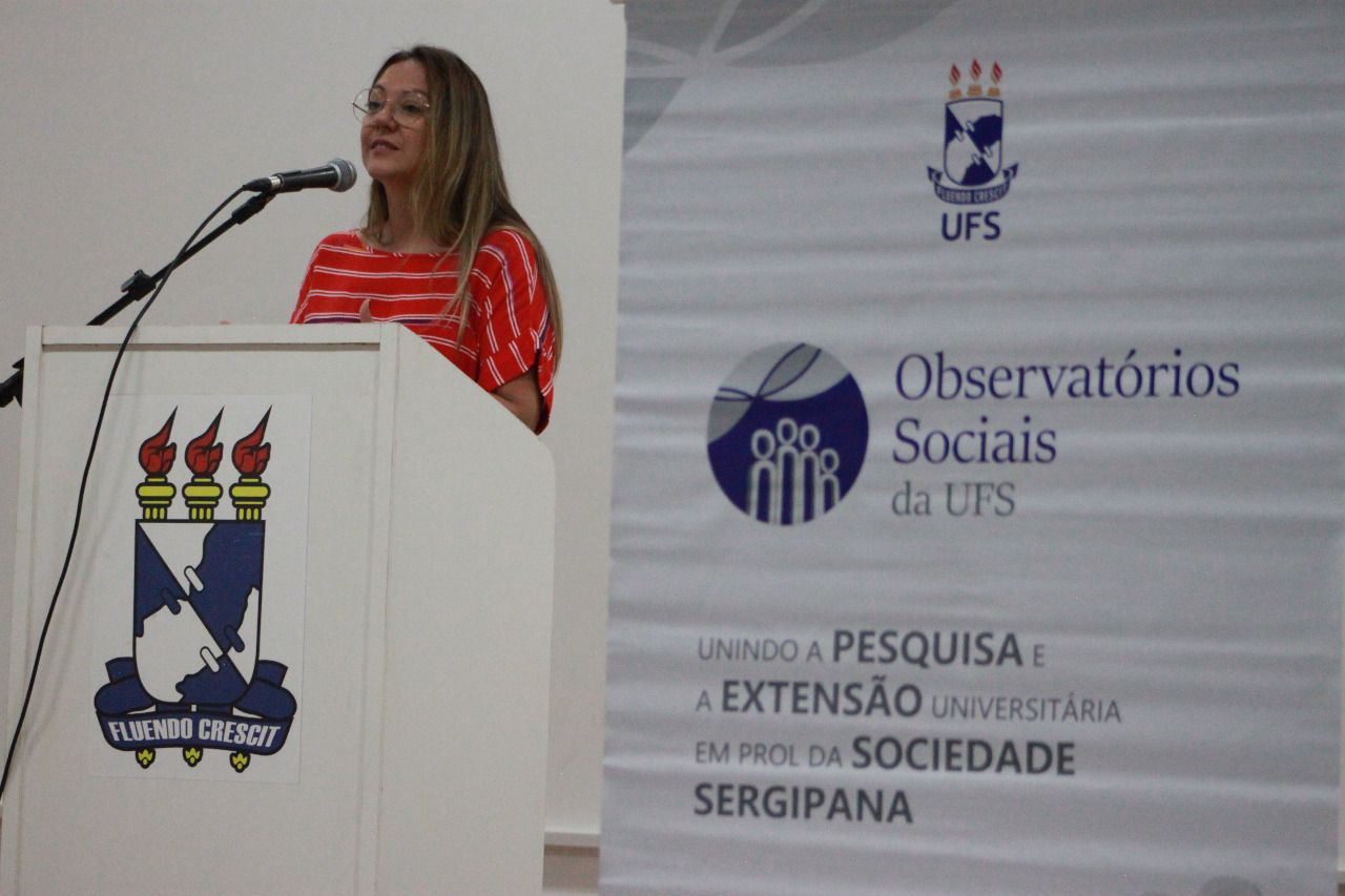 Profa. Dra. Karyna Sposato durante a apresentação dos Observatórios Sociais da UFS.